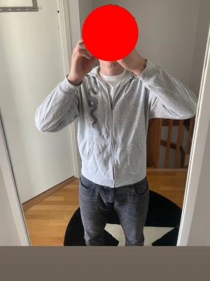 Zip hoodie - En stilren zip hoodie från traper. Dne är lätt att styla och väldigt skön