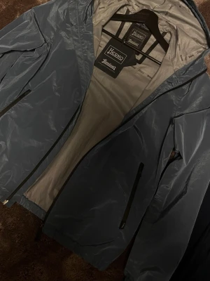 Herno Windbreaker (BYTEN INTRESSANT!) - (BYTEN ÄR INTRESSANT) Tja! Säljer nu denna Herno windbreaker. Köpte jackan för €620 motsvarande cirka 7 000kr. Använd max 10 gånger sen jag köpte den i Milano för 3 veckor sedan. Skicket är bevarat alltså är den som ny i princip. Storlek 50 motsvarande ca XS-S. Hör av dig vid frågor !