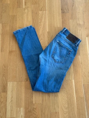 Replay Grover - Säljer ett par riktigt snygga Replay Grover. Storleken på jeansen är W30, L34. Passar S/M/L. Perfekta till vardagslooken och passar till det mesta. Säljs för 399kr pga att jag inte får användning av dem och nypris är 1500-1800kr!☺️