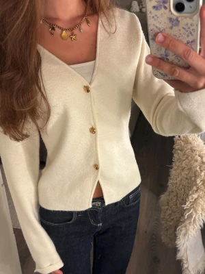 Krämvit kofta med knappar Ginatricot - Snygg krämvit kofta från Gina Young storlek 170💕 Alltså ungefär som en xs/s i vuxen storlek. Koftan har guldiga knappar och supersöt nu till skolstart⭐️