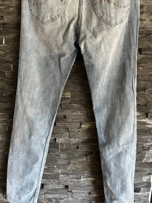Ljusblå skinny fit  jeans - Säljer ett par ljusblå jeans skinny fit  klassisk femficksmodell med hög midja .Jeansen har en snygg tvättad look och är tillverkade i denim. Passar perfekt till en avslappnad stil och är lätta att matcha med olika plagg.