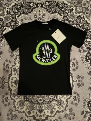 Moncler T-shirt - En helt ny och helt oanvänd T-shirt i storlek S. 