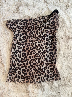 Leopardmönstrad oneshoulder topp - Snygg oneshoulder topp från Mango🤎🤎