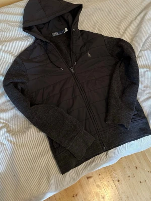 Ralph Lauren Cardigan Hoodie  - Svart Ralph Lauren cardigan hoodie i storlek S. I princip helt ny! Är 180cm lång och den sitter perfekt. Hör av er om ni har någon fråga! 😊