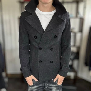 Skjepparkavaj - Mycket fint skick, inga defekter. Modellen är 185 cm, 75 kg. Alltid billigare pris vid köp av flera varor‼️🙌Svarar alltid på frågor eller funderingar! 500 recensioner med 5/5🤝