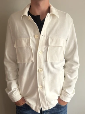 Overshirt - - Condition: 8/10 - Color: White - Size: M