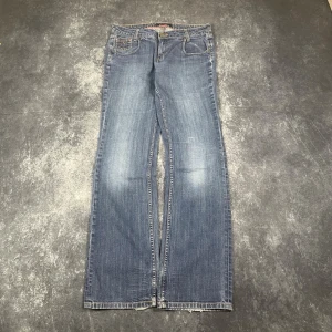 Tommy Hilfiger jeans för dam i Y2K-stil, storlek W30 L34, blå - Blå jeans för dam från Tommy Hilfiger med Y2K-känsla, i storlek W30 L34.  Mått 📏 Midja: 40 cm Benslut: 21 cm Lår: 30 cm Totallängd: 107 cm Måtten hittas även på bilderna  Snabb leverans inom 24 timmar Genom att sätta ihop ett paket sparar du på priset och fraktkostnaderna Ytterligare information finns på min profil. 10-621