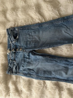 Ljusblå jeans med knappar - säljer dessa jeans från Gina Young i storlek 146 tall. superfint skick, inga defekter. pris kan diskuteras!