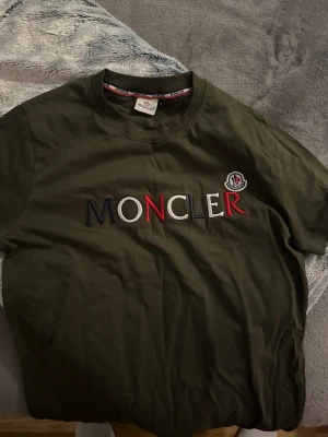 Grön Moncler t-shirt  - Snygg grön t-shirt från Moncler. Väldigt bra skick 