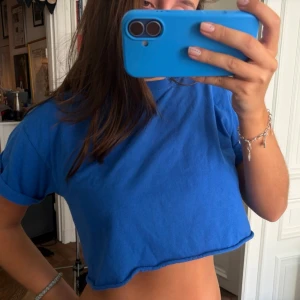 Koboltblå croppad T-shirt - Supernice croppad T-shirt i koboltblå, jättenice att ha bara som den är med ett par jeans men även att layer med en annan topp under🌟