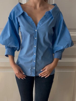 Trendig Zara skjorta med trekvartsärmar och puffärm, v-ringad offshoulder  - -Figursydd, puffärmar, offshoulder  -Bra skick, inga synliga defekter  -Storlek XS/S -Axelbredd: 42 -Byst: 42 -Midja: 38  -Stuss: 48 -Material: 100% bomull