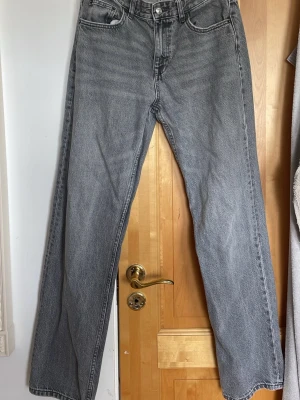 Gråa raka jeans från Pull&Bear - Säljer ett par gråa jeans från Pull&Bear med rak passform. Jeansen har hög midja och är tillverkade i ett slitstark denmintyg.