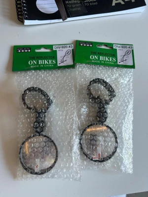Backspegel moped  - Säljer dessa två backspeglar till din moped. Aldrig använda, inte ens packat upp dem. Diameter 55 mm. Nypris är 40 kr st. Du får de för 30 för en eller 50 för båda. 