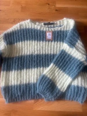 Randig stickad tröja från Vero Moda - Mysig stickad tröja från Vero Moda helt ny från sellpy, tröjan var lite för stor därför säljer jag vidare den❤️ Blå gula ränder och är i nyskick. 
