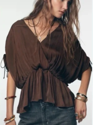 Brun snygg blus  - Sååå snygg boehmeisk och chic blus som ej går att köpa längre🤎Endast använd vid ett tillfälle. Så snygga detaljer och perfekta blusen till i höst💓