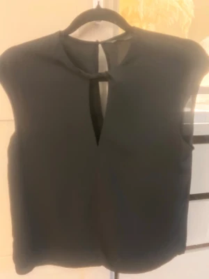 Svart ärmlös blus med öppning - Säljer min svarta blus från Zara 