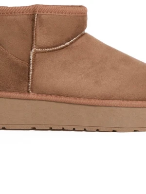Boots - Mysiga bruna boots i mocka med kort skaft och tjock sula. Insidan är fodrad med mjukt fårskinn för extra värme. Perfekta för kalla dagar och har en enkel, stilren design som passar till det mesta. Använda endast en gång