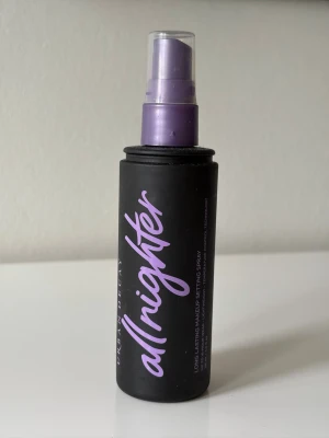 Urban Decay All Nighter Face Mist - Urban Decay All Nighter är en ikonisk face mist som fixerar makeupen och håller den fräsch länge. Perfekt för att få sminket att sitta hela dagen och natten. Uppskattad mängd kvar är 75%. Ärliga och snabba affärer uppdelas:)