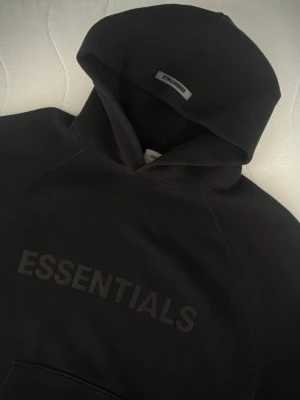 essentials hoodie  - Köpt second hand men den var tyvärr för stor. Storlek M. Är lite urtvättad men annars fint skick. 