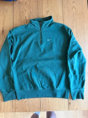 Nike 1/4 zip  - Nike 1/4 zip, storlek S (passar M), använd fåtal gånger så i grymt skick!