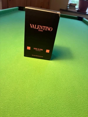 Valentino Uomo Born in Roma Intense EDP 100 ml - Valentino Uomo Born In Roma Intense är en lyxig herrparfym i en snygg, mörk glasflaska med nitar och svart kork. Förpackningen är svart med rosa detaljer och text. En elegant och modern doft som sticker ut.
