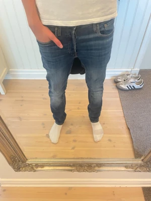 Jack&jones slim straight/Tim - Blå jeans från jack and Jones med snygga fades och slitningar modellen är slim straight/Tim. Modellen på bilden är 183cm, storlek 29/32. Hör av er vid funderingar!