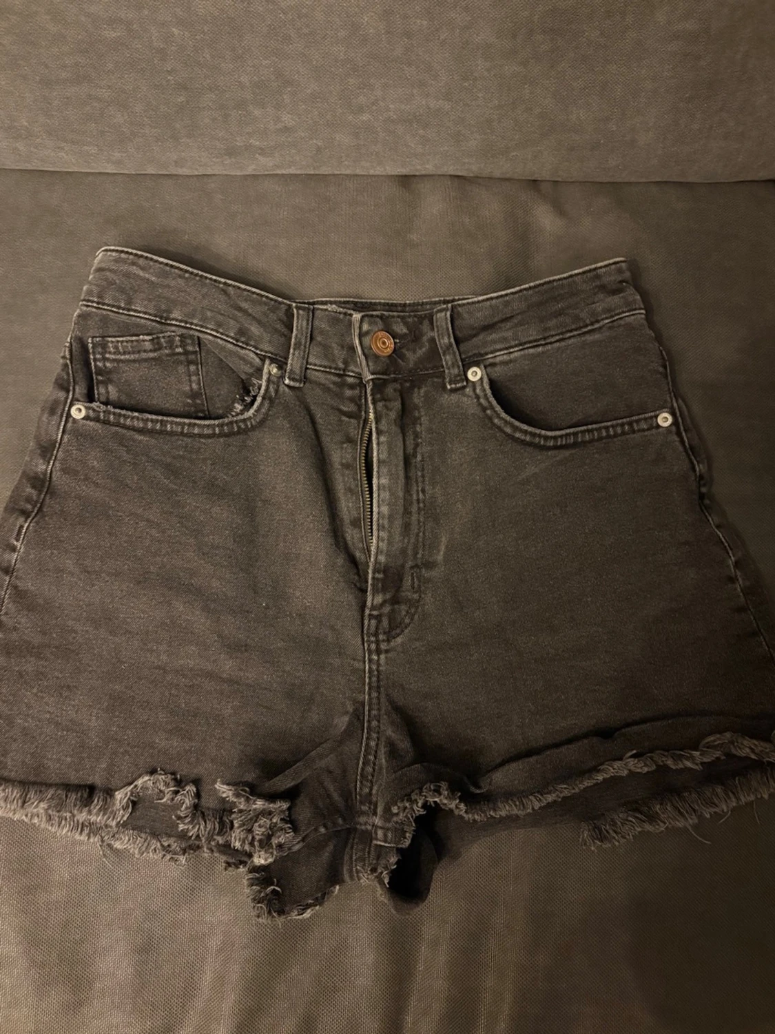 Högmidjade svarta jeansshorts