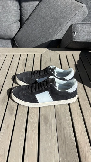 Valentino Flycrew - Valentino Flycrew i svart mocka. Tillverkas inte längre! Skick: 7,5/10 se bild 3. Retail 7,000 SEK.