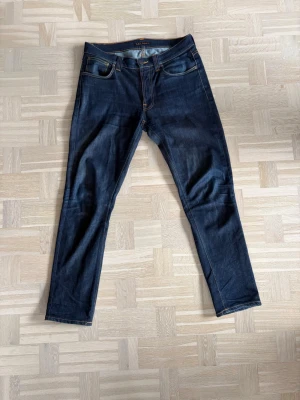 Mörkblåa nudie jeans  - Model: lean dean (rak pass form) längd 32 