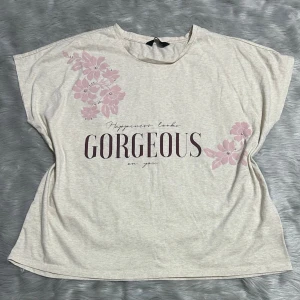 Beige blommig t-shirt från Max