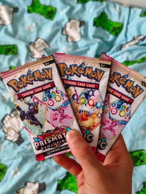 3-Pack-Prismatic Evolution Pokémon packs  - Hej! Jag säljer 3 styck helt nya och aldrig öppnad Pokemon Packs som jag tyvär vill inte använda längre. Skickar samma dag!