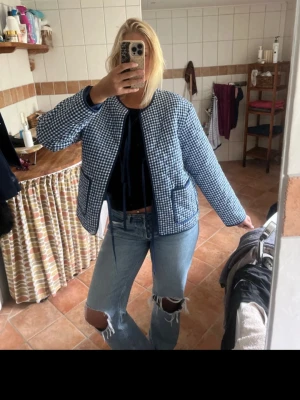 Kappa - Skit snygg populär rutig kappa från Pieces Köpenhamn. Storlek medium. 🌸 lappen sitter kvar (jag har bara provat jackan på). Man knäpper den genom 3 rosetter där fram 
