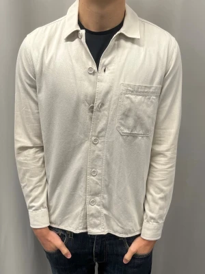 Samsøe samsøe Overshirt - Storlek S i väldigt fint skick utan några defekter | jag är 185 cm och väger ca 76 kg och den är för liten.