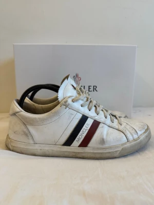 Moncler skor  - Snygga stilrena Moncler skor nästan helt nya men lite smutsiga tvättas givetvis innan dom skickas. Annars är skicket som nytt. Sko kartongen står det fel storlek på annars är allt som det ska. Pris är diskuterbart
