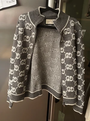 Gg hoodie - En sprillans ny gg hoodie snygg modell säljer pågrund av att den är för liten till ett bra pris