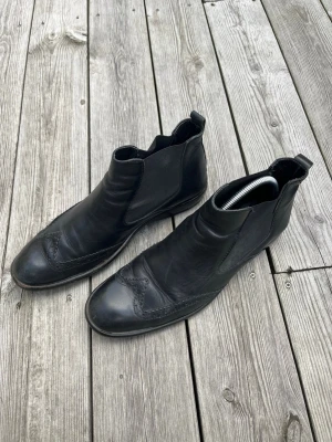 Chelsea boots med mönster  - Riktigt snygga läder Chelsea boots med mönster storlek 42 2/3 från märket Dahlin 