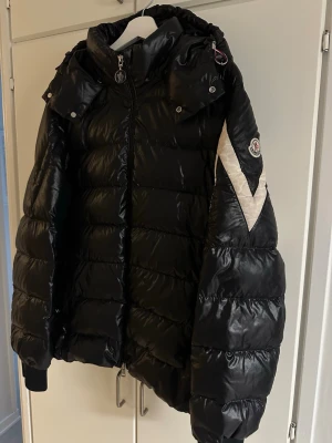 Moncler Jacka - Exklusiv Moncler Jacka i fint skick. Nypris 16.000kr. Storlek 4 (passar M). 