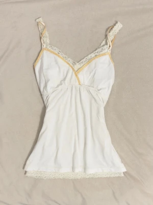 babydoll linne  - jättegullig vit 2000s abercrombie babydoll med justerbara axelband så fin med ett spetslinne under (ingår inte)  bra vintage skick, två väldigt svaga fläckar visas på bilden  det finns ingen lapp med material men det är bomull  passar en normal S pga liten i storlek