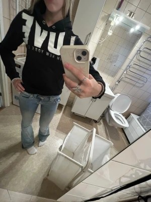 Svart hoodie - Säljer en svart hoodie med luva och ficka. I storlek 146/152 men passar dock 160