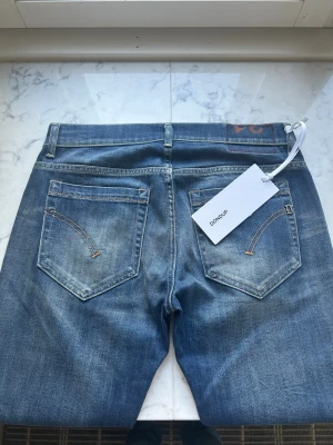 Dondup George Jeans 31 - Dondup George Jeans Model: George Färg: Blå Storlek: 31 Skick: 10/10, alrdrig använda, med prislapp Nypris: 210€ Modellen är 179cm lång och 65kg