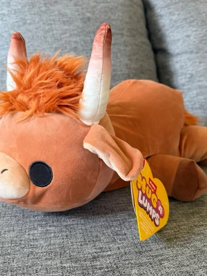 NY! ZURU Hug-A-Lumps 1,5kg Highland Ko gosedjur - ZURU Hug-A-Lumps 1,5kg Highland Ko gosedjur. Denna är brun med svarta ögon och horn. Etiketten är fäst vid gosedjuret.  Ny i kartong!
