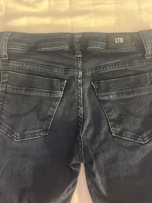 Mörkblå jeans från LTB - Säljer mina mörkblåa Boot Cut Low Rise jeans från LTB. Har knappt använts och är för små för mig. Storleken är 26/32. Priset kan diskuteras💕