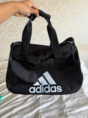 Träningsväskan  - Träningsväskan med mycket rum från adidas 