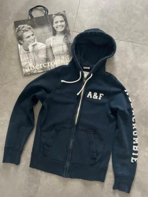 Abercrombie & Fitch Hoodie - Abercrombie & Fitch Zip Hoodie Vintage. - Riktigt snygg och sällsynt. - Storlek: M - Pris: 599kr - Först till Kvarn!