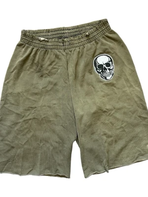 Number nine skull shorts - Number nine ss04 skull shorts                      De som vet va detta är vet va de är                    Helt okej skick men med tanke på att de är 22 år gamla är de bra. Kom gärna med bud