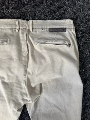 Tramarossa chinos - Beigea Tramarossa jeans/chinos. Strl 32. Grymt skick och väldigt stretchiga och sköna. Modellen är 182cm och väger 65kg