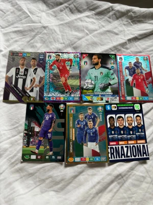 Samling fotbollskort Italien & Serie A - Säljer en samling fotbollskort med italienska landslagsspelare och Serie A-profiler. Korten har färgstarka motiv, olika former och glansiga detaljer. Perfekt för dig som gillar fotboll och samlar på sportkort.