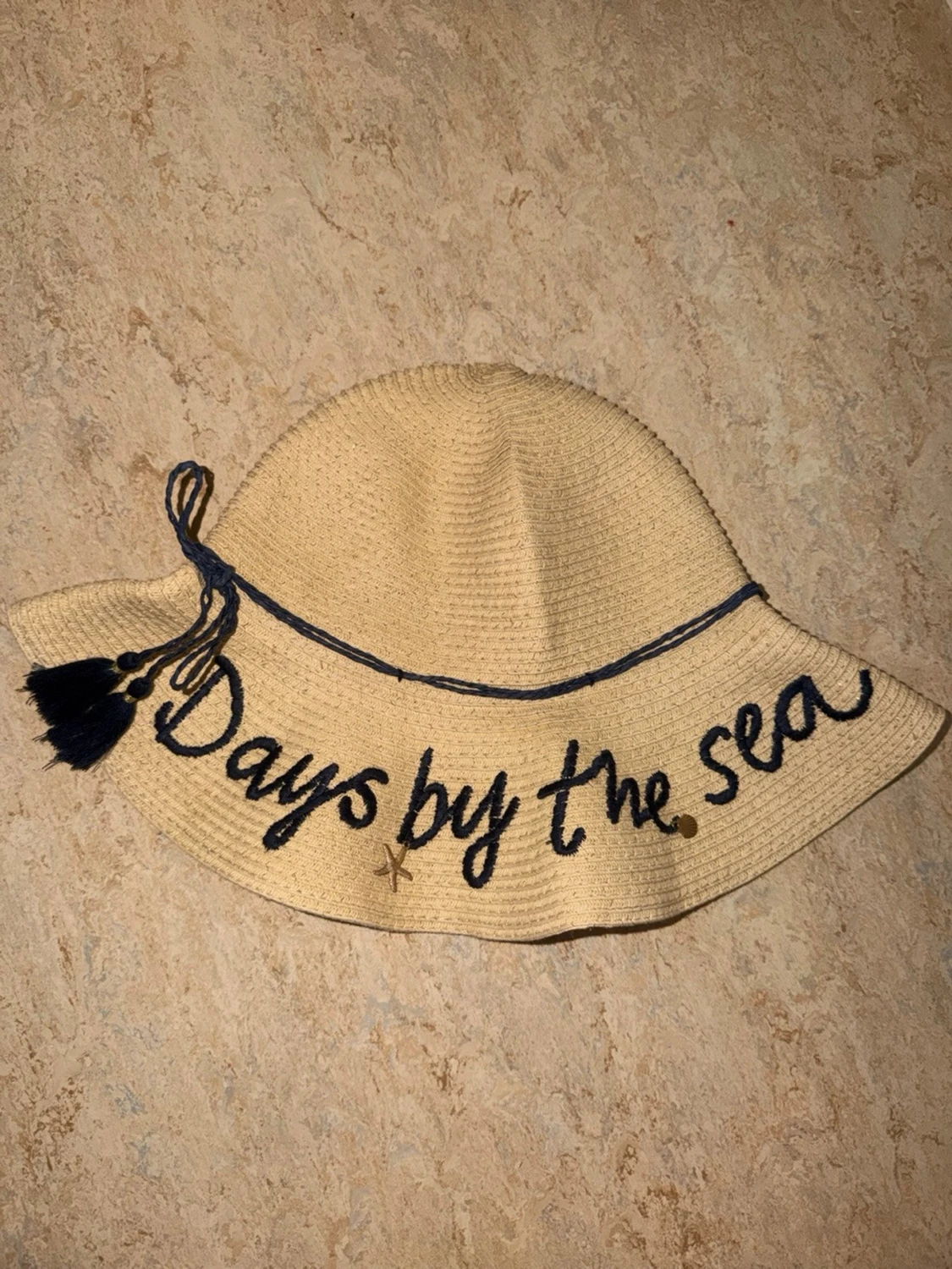 Beige solhatt med blå text