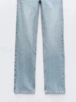 Trendiga ljusblå lågmidjade raka jeans - Säljer ett par trendiga ljusblå jeans från Zara. Super populära och ofta slutsålda. De har en rak passform och klassisk femficksdesign. Jeansen har låg midja och är tillverkade i ett mjukt denimtyg. Perfekta för en avslappnad och trendig look. Jättebra skick