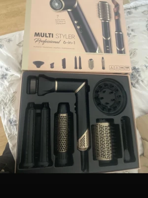 Multi Styler 6-i-1 hårstyler set - Säljer ett Multi Styler Professional 6-i-1 set med flera utbytbara borsthuvuden och tillbehör. Färgen är svart och guld. Perfekt för att fixa olika frisyrer hemma med både borst- och värmefunktioner.